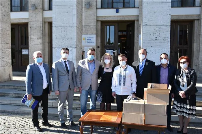 Humanitární dar partnerskému regionu: Vysočina darovala tisíce ochranných štítů Zakarpatské Ukrajině