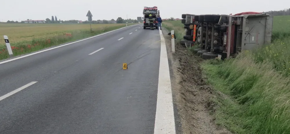 Předjížděl v nepřehledném úseku, způsobil havárii a jel dál. Po viníkovi policie pátrá