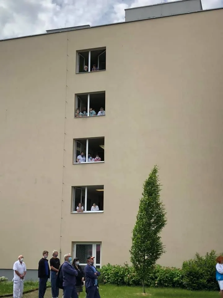 Překvapivý koncert pro zdravotníky v Jihlavě jako poděkování za nasazení v nouzovém stavu