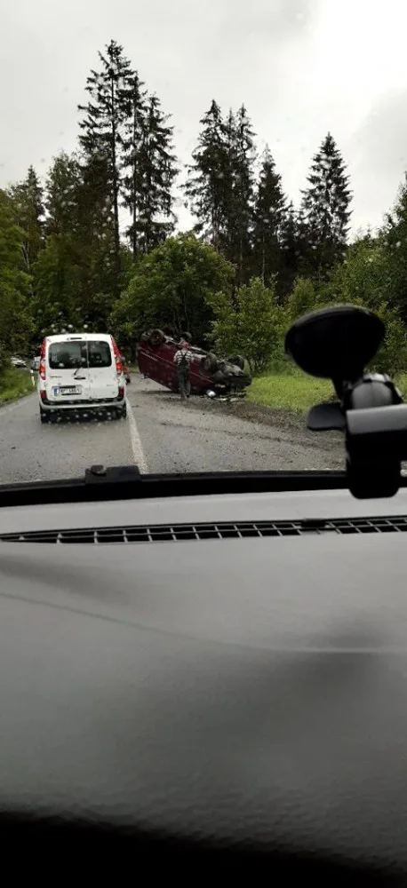 Záchranáři vyjížděli k nehodě u Kostelce. Auto skončilo na střeše, jeden člověk se zranil