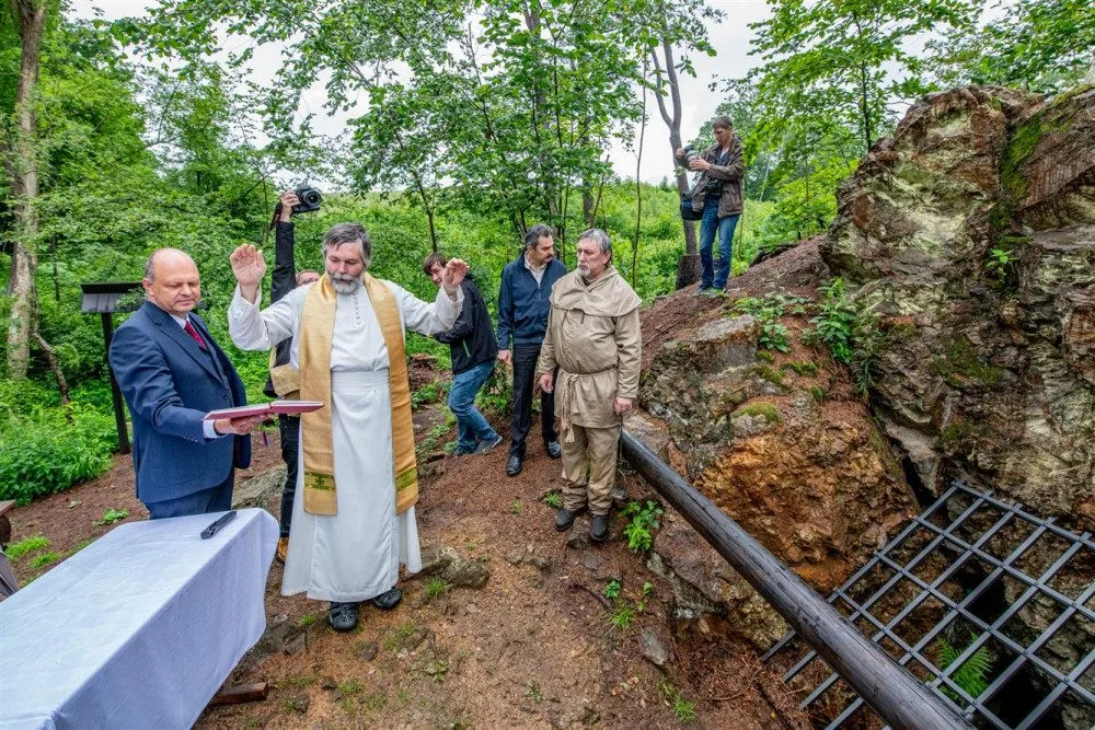 Farář požehnal opravené štole u Hybrálce. Byla otevřena v roce 1776