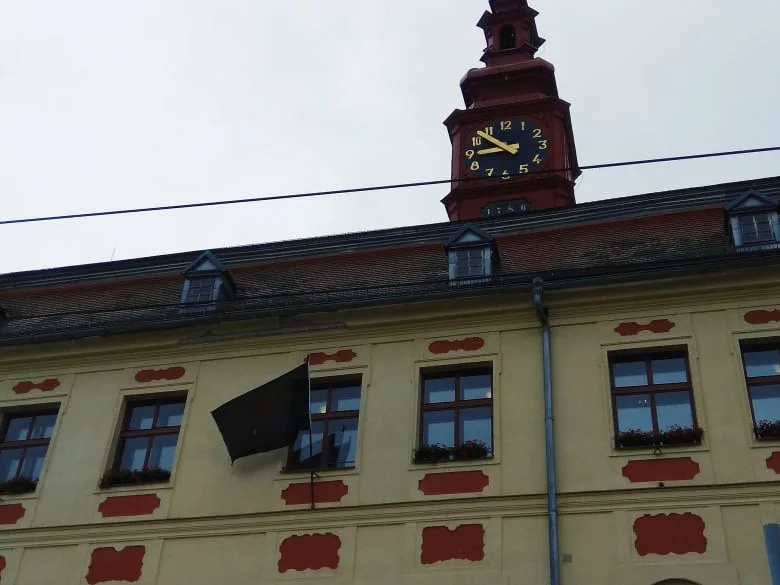 Radnice Jihlavy připomíná popravu Milady Horákové černým praporem