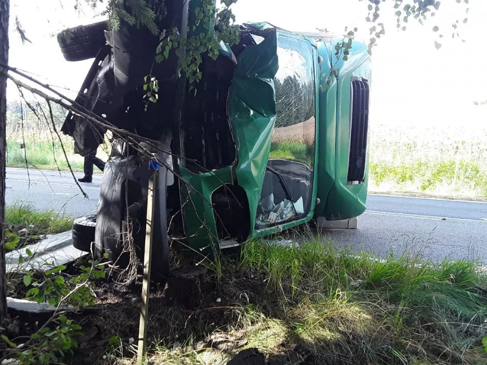 Nákladní auto u Třeštice narazilo do stromu. Jednoho člověka si převzali lékaři