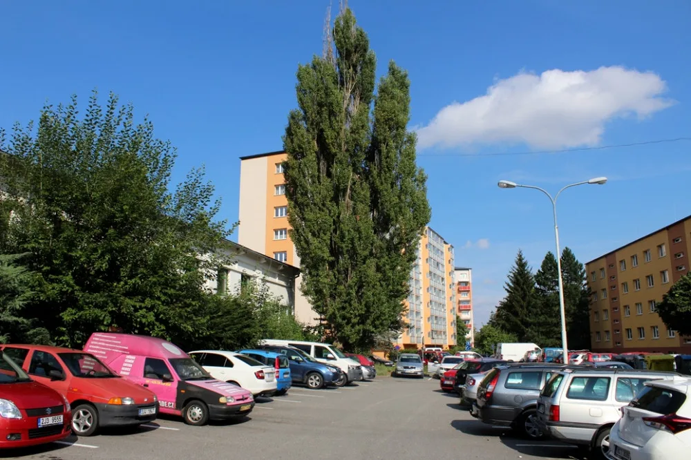 Parkoviště nedaleko ústředního hřbitova