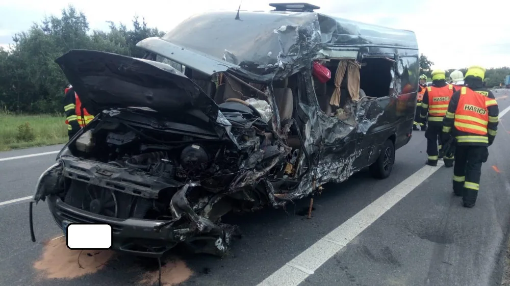 Čelní střet náklaďáku a dodávky si vyžádal dva životy, dalších sedm je zraněných