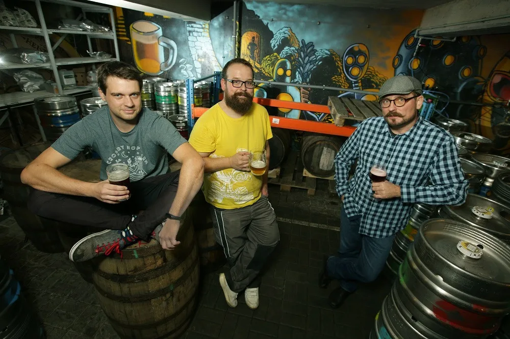 Jiří Andrš (vlevo), Jakub Sychra (uprostřed) a obchodní sládek Budvaru Aleš Dvořák. Foto: Hynek Glos