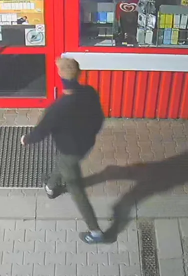 VIDEO: Policisté zveřejnili další informace o lupiči v Polné. Z benzinky měl odjet v modré Fabii