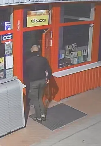 VIDEO: Policisté zveřejnili další informace o lupiči v Polné. Z benzinky měl odjet v modré Fabii