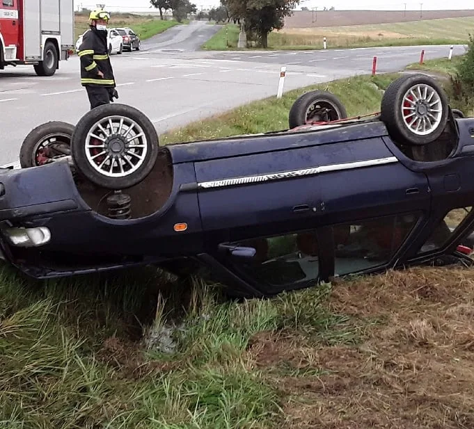 Řidička skončila se svým autem na střeše. Zdravotníci ji ošetřili na místě