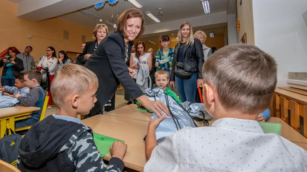 Školní rok začal. Primátorka Jihlavy Koubová přivítala prvňáčky na ZŠ Kollárova