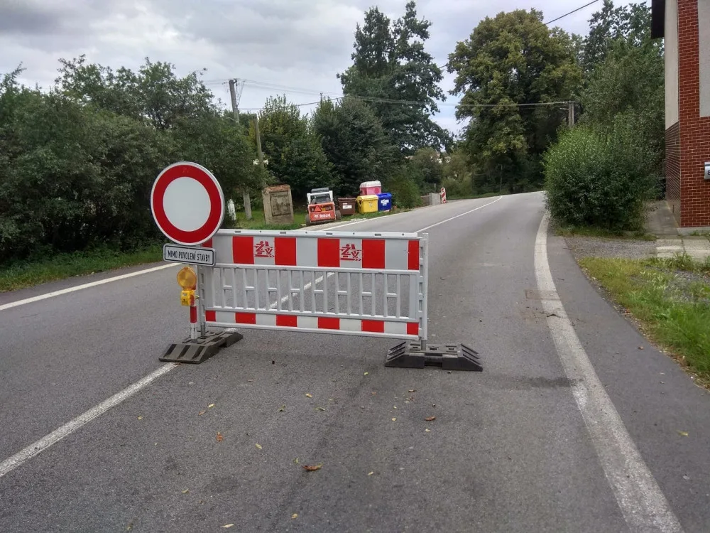 Kostelec se řidičům na 3 měsíce uzavřel. Přibydou chodníky a zlepší se povrch vozovky