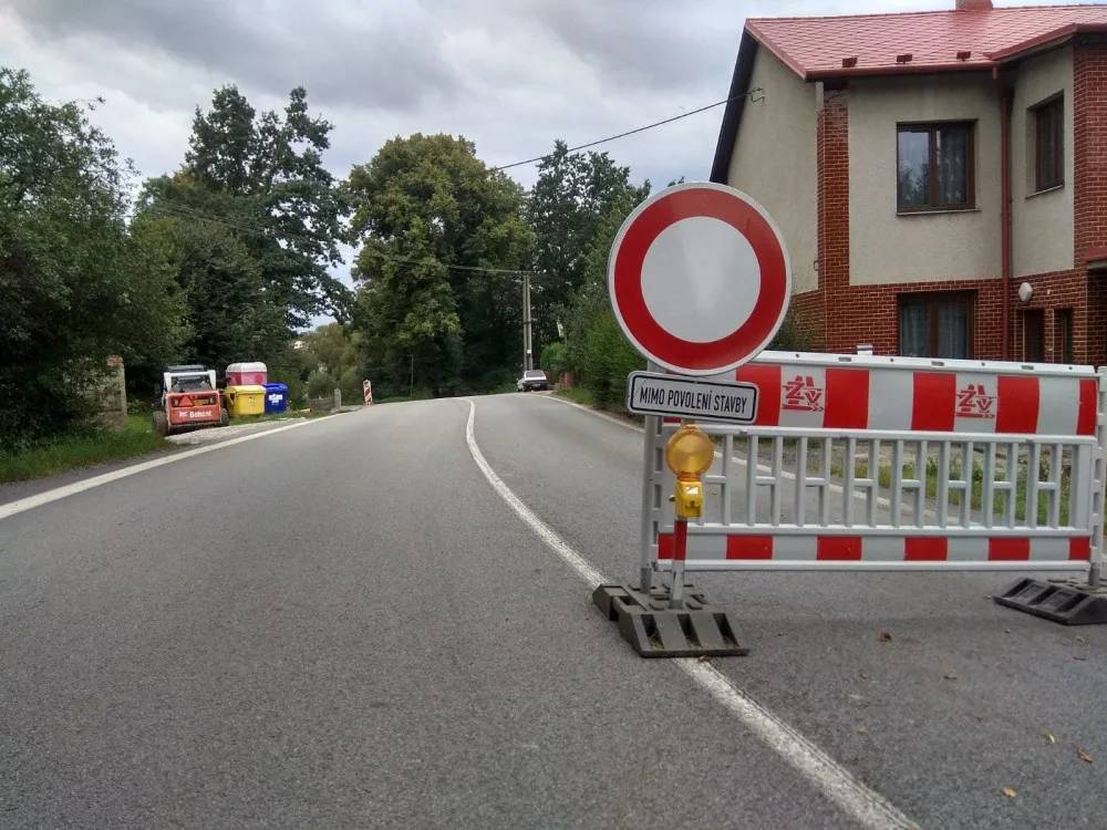 Kostelec se řidičům na 3 měsíce uzavřel. Přibydou chodníky a zlepší se povrch vozovky