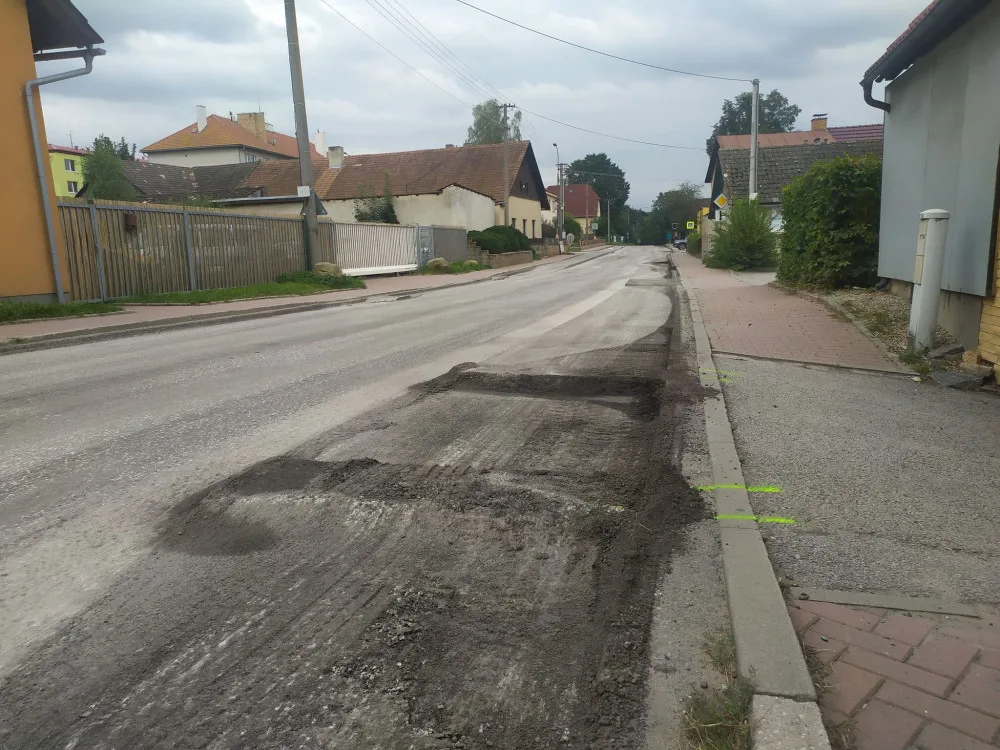 Kostelec se řidičům na 3 měsíce uzavřel. Přibydou chodníky a zlepší se povrch vozovky