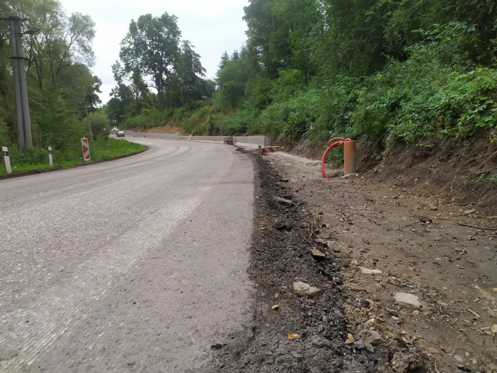 Kostelec se řidičům na 3 měsíce uzavřel. Přibydou chodníky a zlepší se povrch vozovky