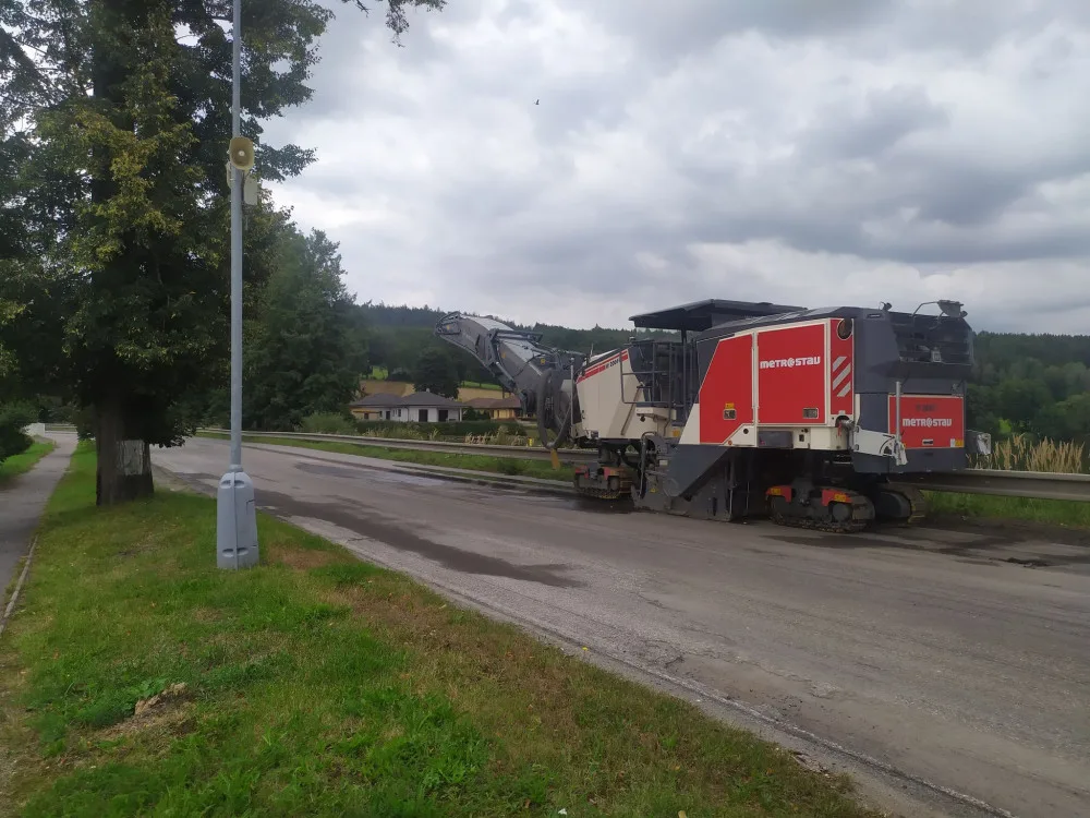 Kostelec se řidičům na 3 měsíce uzavřel. Přibydou chodníky a zlepší se povrch vozovky