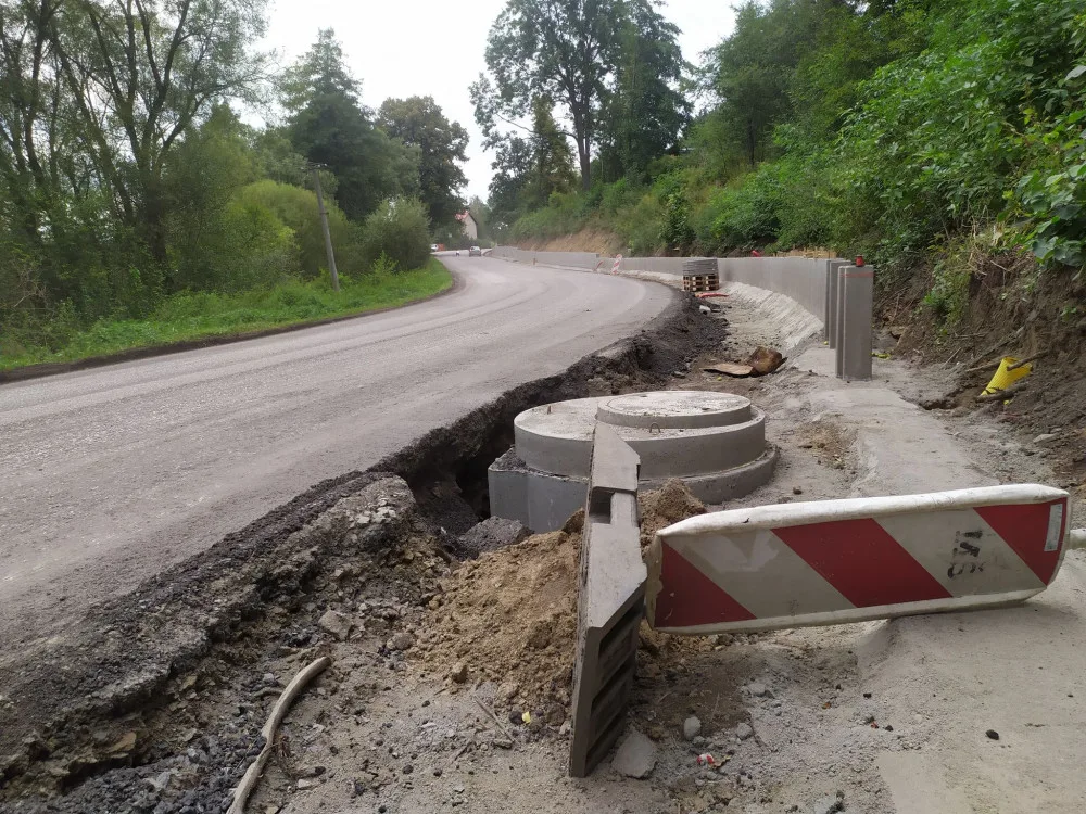 Kostelec se řidičům na 3 měsíce uzavřel. Přibydou chodníky a zlepší se povrch vozovky