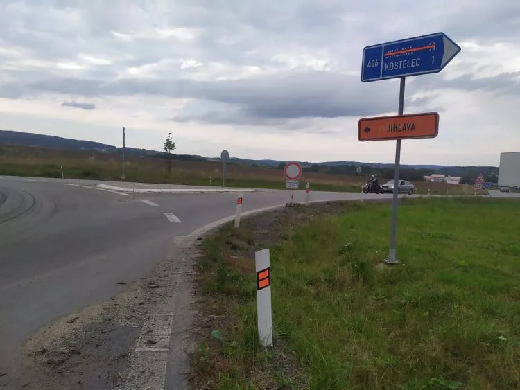 Kostelec se řidičům na 3 měsíce uzavřel. Přibydou chodníky a zlepší se povrch vozovky