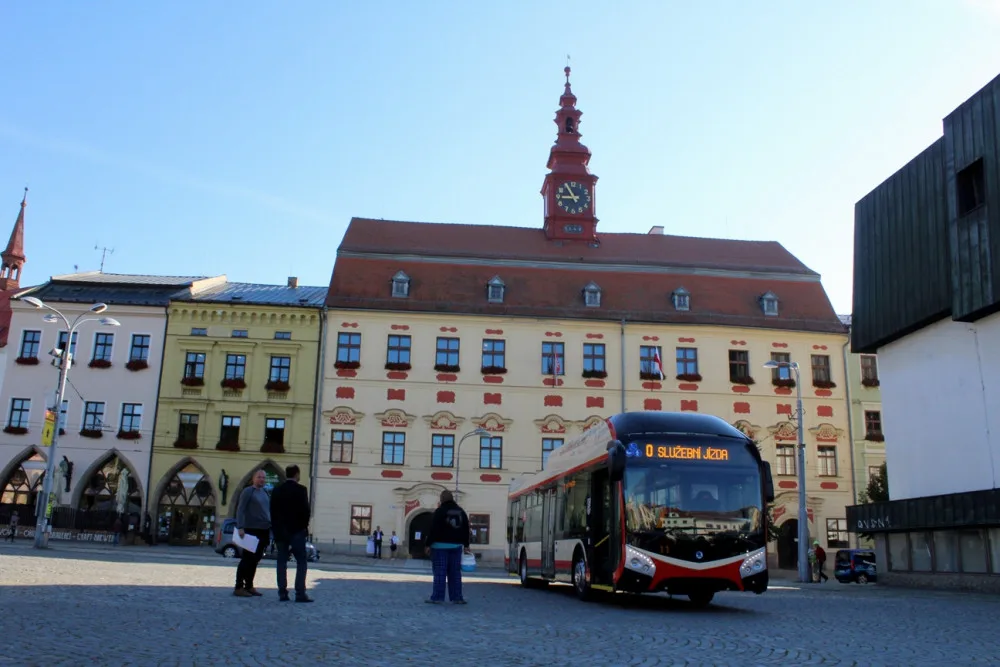 První jízda parciálním trolejbusem. Po skoro 30 letech zajel i do Benešky