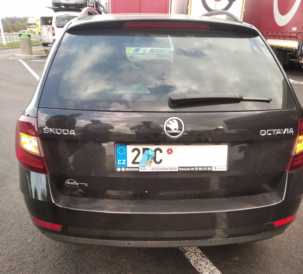 Zběsilá jízda řidiče Octavie. Registrační značku si na D1 zakryl obalem od bonbonů