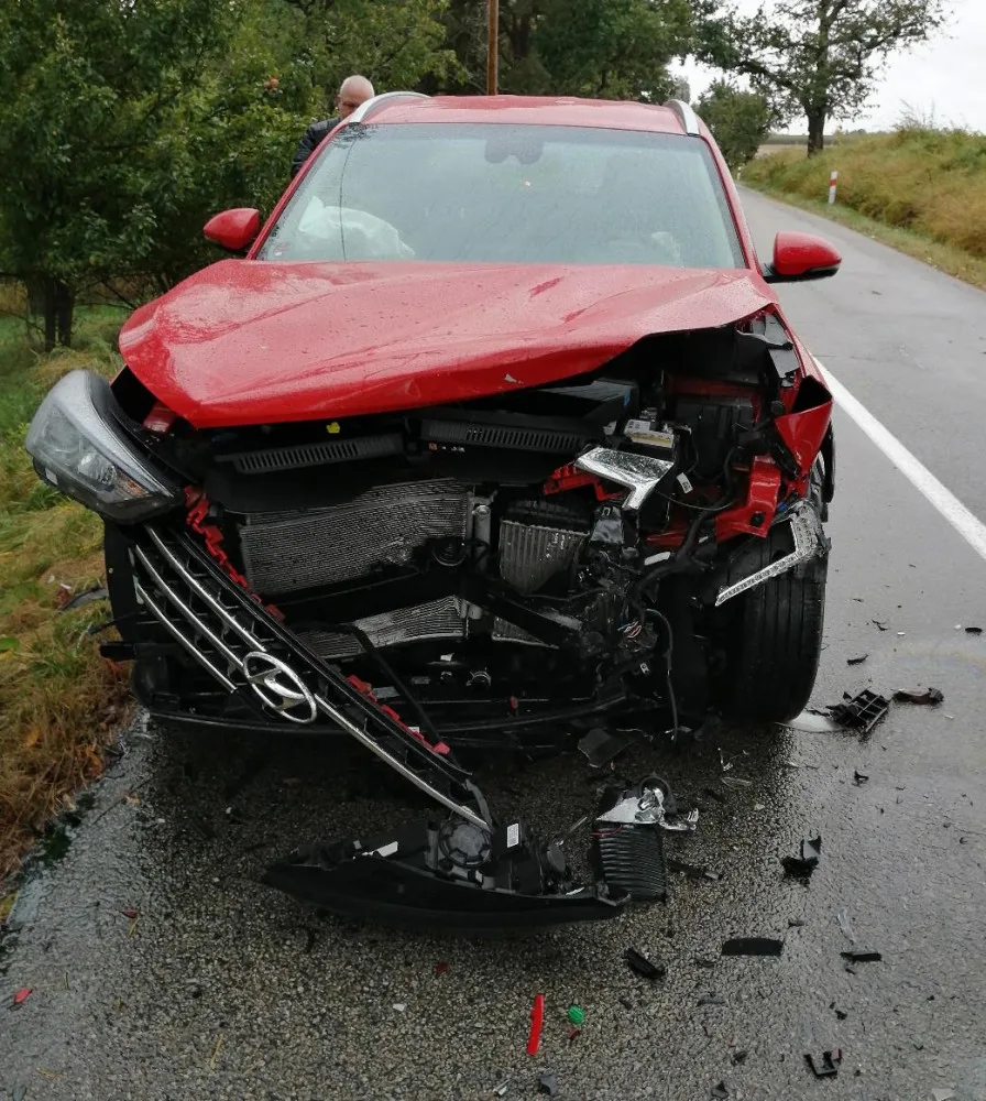 Žena na Jihlavsku dostala na mokré silnici smyk, srazila se s autem. Tři lidé se zranili