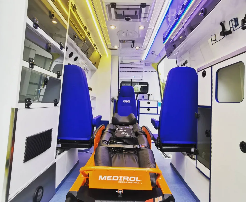 FOTO: Krajští záchranáři mají novou XXL sanitku. Převeze pacienty s váhou přes 200 kilo