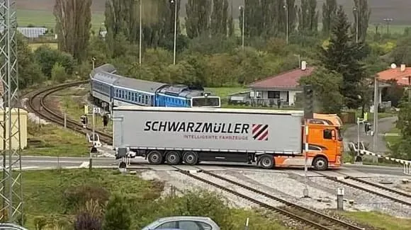 Náklaďák na přejezdu nerespektoval signalizaci a uvízl mezi závorami. Po jejich uvolnění ujel
