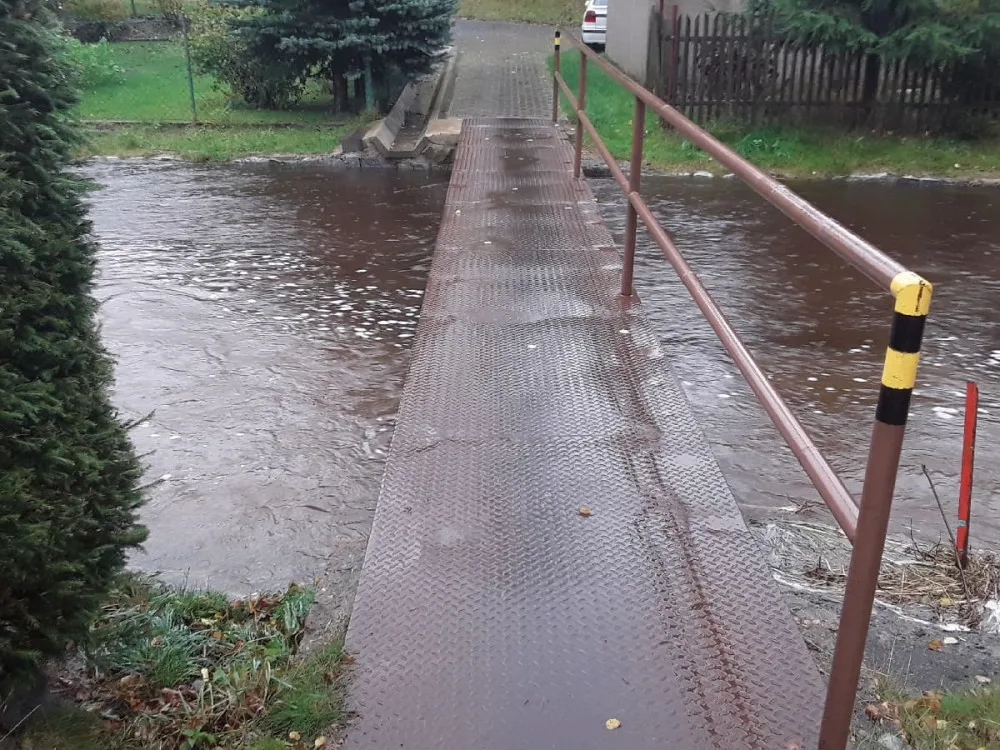 Na řece Svratce zbývá pár centimetrů k dosažení stavu ohrožení. Lidé počítají s případným opuštěním domovů