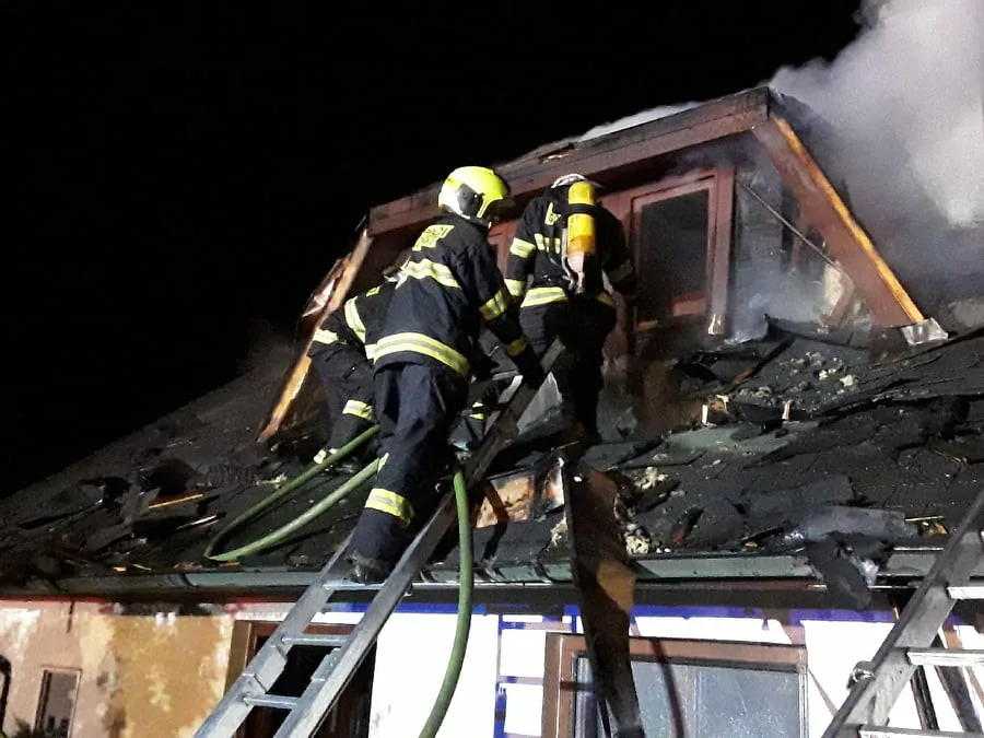 Hasiči v noci zasahovali u tragické události. Při požáru chalupy zemřela žena