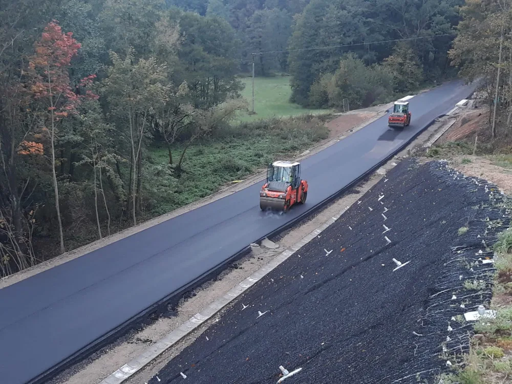 Pokládka obrusné živičné vrstvy vozovky