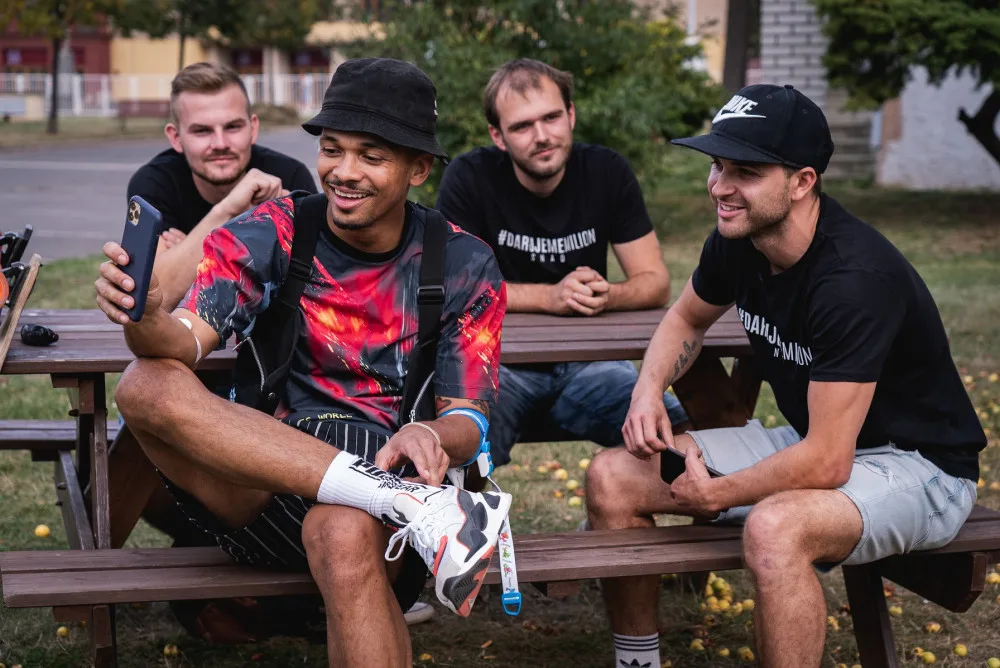 Na longboardech urazili přes 880 km napříč celou Českou republikou a získali téměř půl miliónu korun pro malého Milánka