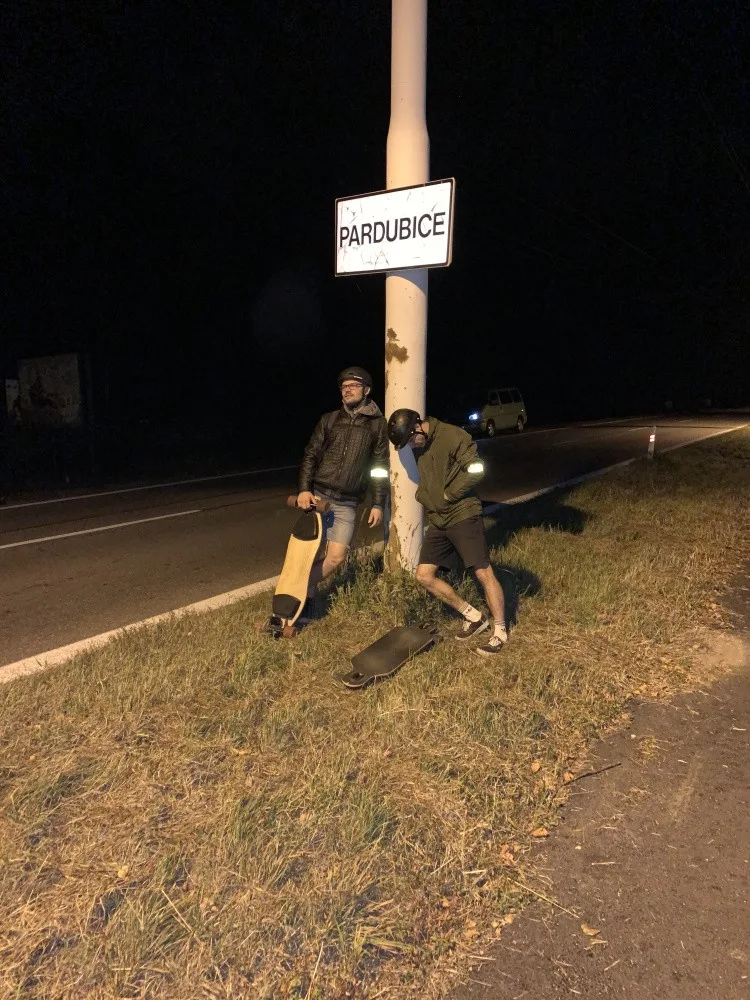 Na longboardech urazili přes 880 km napříč celou Českou republikou a získali téměř půl miliónu korun pro malého Milánka
