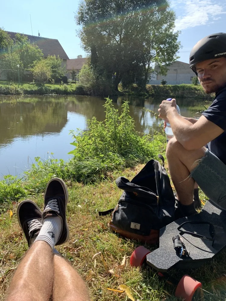 Na longboardech urazili přes 880 km napříč celou Českou republikou a získali téměř půl miliónu korun pro malého Milánka