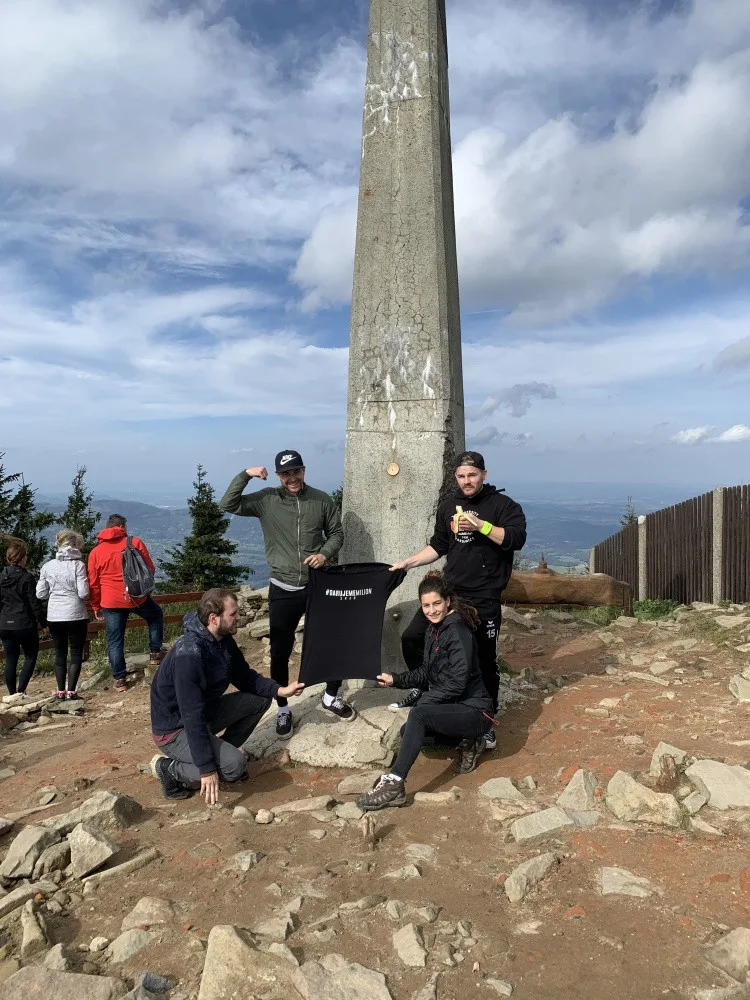 Na longboardech urazili přes 880 km napříč celou Českou republikou a získali téměř půl miliónu korun pro malého Milánka