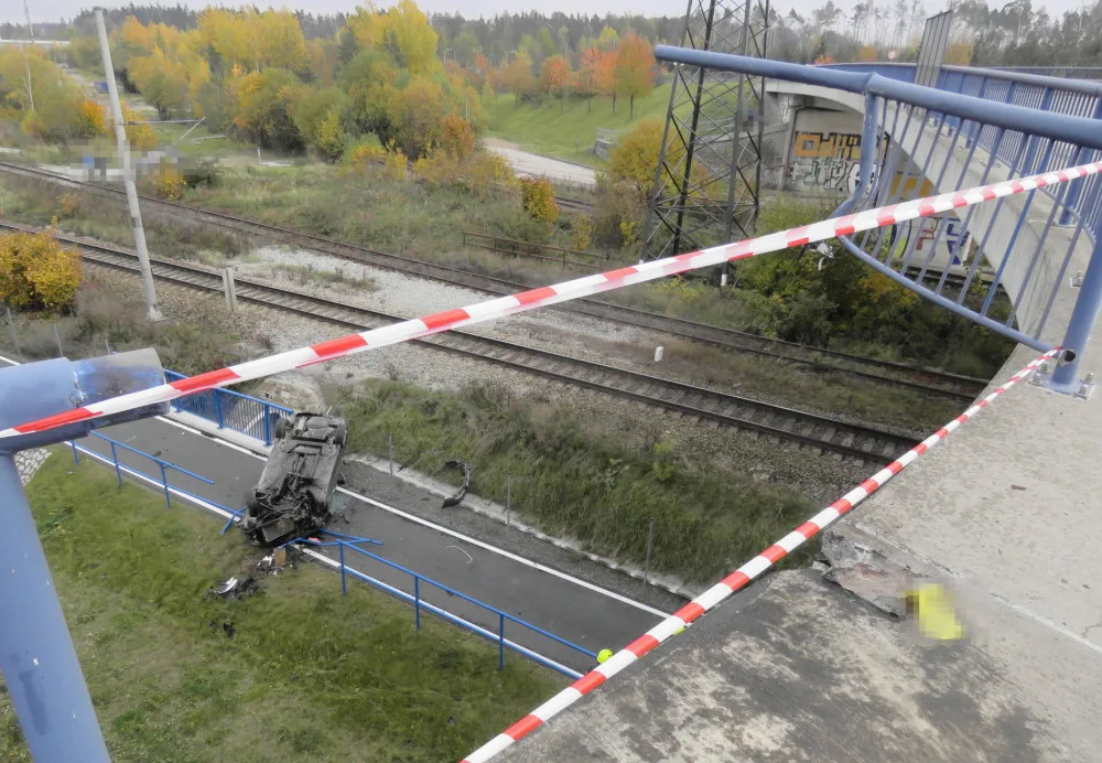Řidič v Jihlavě nezvládl řízení a vyjel s autem z mostu. Spadl na cyklostezku