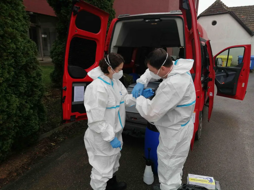 Do odběrů vzorků na covid se na Vysočině zapojili i hasiči. Tým otestoval seniory v Telči