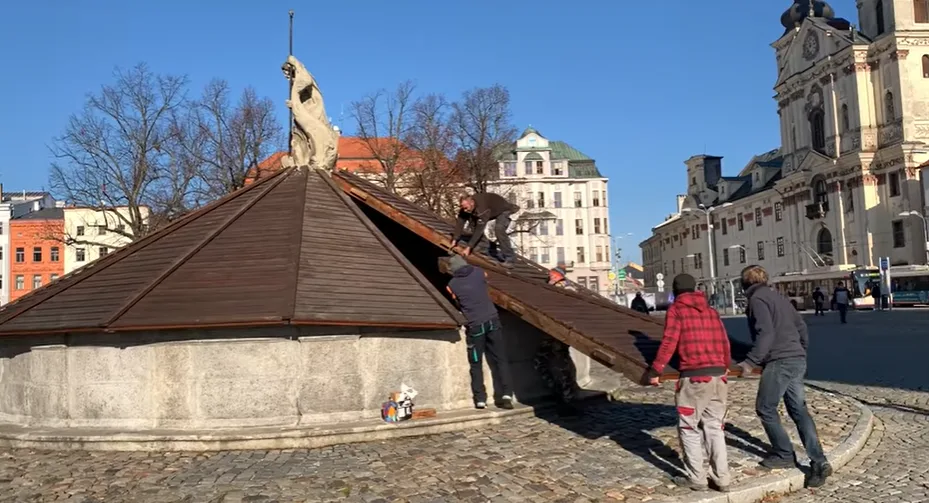 Kašny na jihlavském Masarykově náměstí byly zakryty. Zima tak může začít