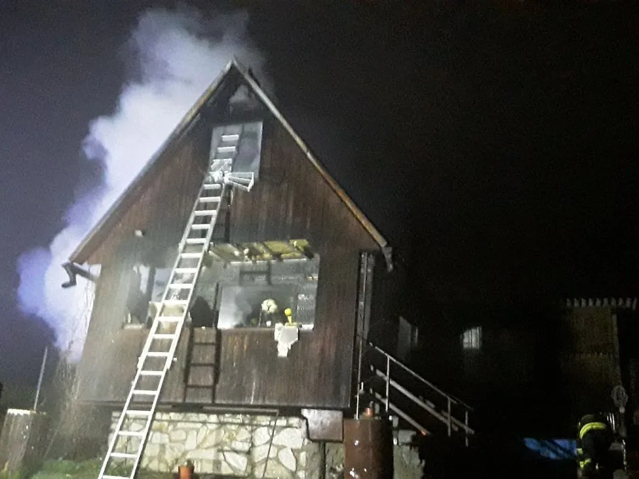 Hasiči z Vysočiny likvidovali dva požáry. Zahradní domek se pokusil uhasit muž, který se zranil a upadl