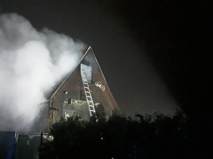 Hasiči z Vysočiny likvidovali dva požáry. Zahradní domek se pokusil uhasit muž, který se zranil a upadl