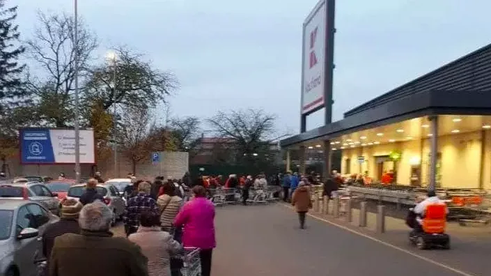 Fronta před otrokovickým Kauflandem
