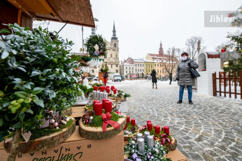 V Jihlavě dnes začíná vánoční jarmark, svařák nebo punč si však na náměstí nevypijeme
