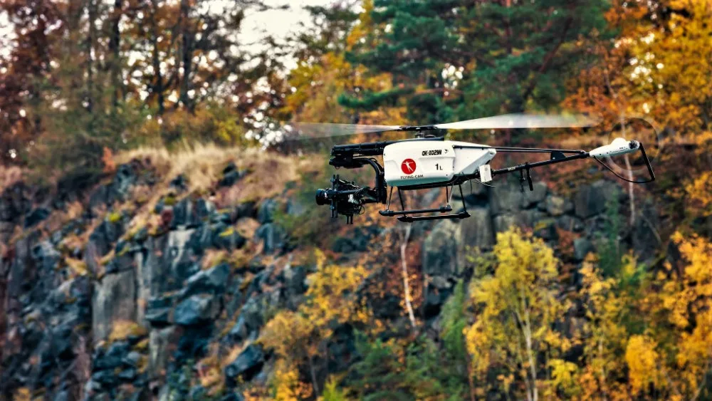 Létáte s dronem? Začnou platit nová přísnější pravidla pro jejich provozování