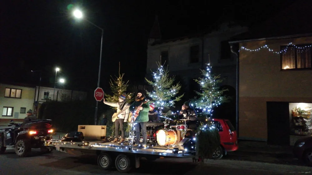 Třeští projel koncertní adventní povoz. Dojatí lidé vybíhali z domů v teplákách, říká Matouš z kapely SpazierGang