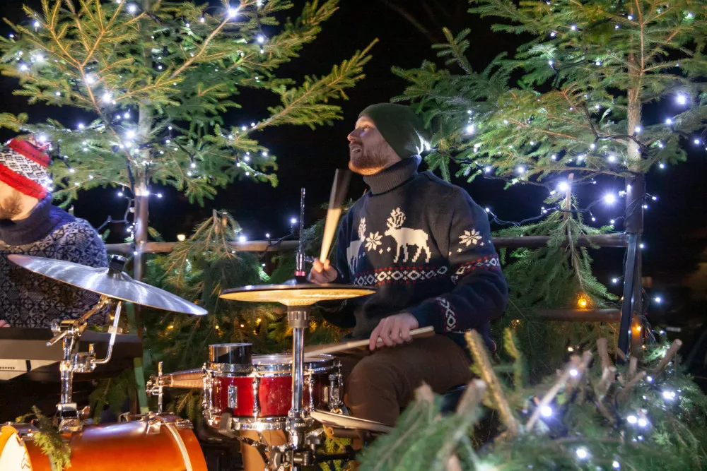 Třeští projel koncertní adventní povoz. Dojatí lidé vybíhali z domů v teplákách, říká Matouš z kapely SpazierGang