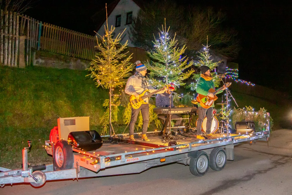 Třeští projel koncertní adventní povoz. Dojatí lidé vybíhali z domů v teplákách, říká Matouš z kapely SpazierGang