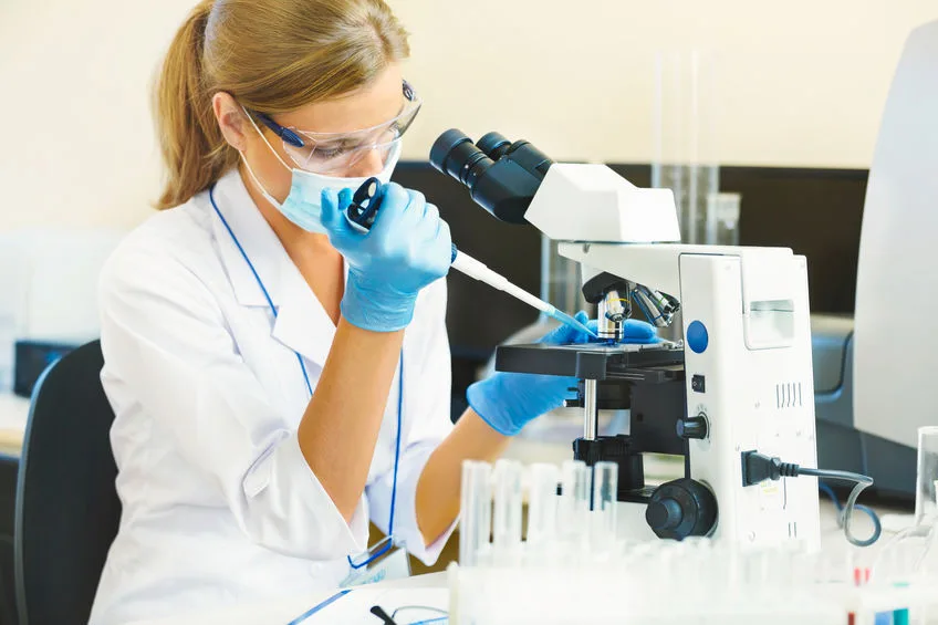 Vědci z Oxfordské univerzity testují kyselinu acetylsalicylovou (v Česku Acylpyrin) v boji proti COVID-19