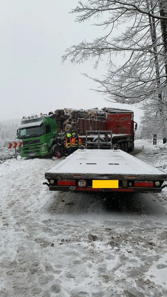 Za Rácovem se střetly dva náklaďáky. Řidič zůstal zaklíněný ve vozidle