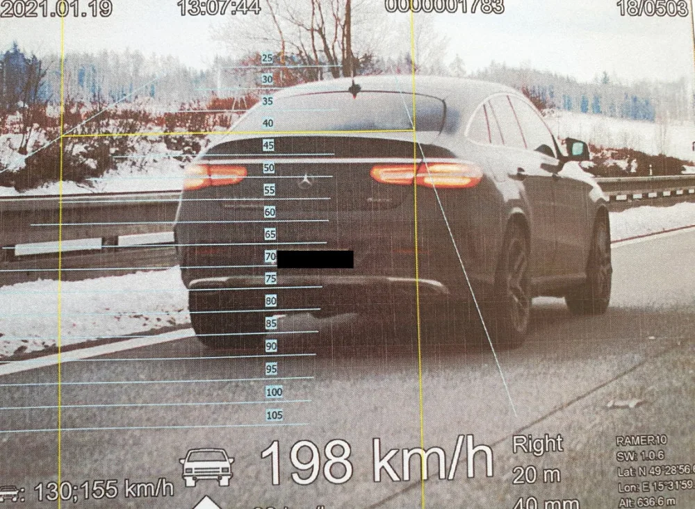 Muž se čtyřmi zákazy řízení si D1 spletl se závodní dráhou. Na tachometru měl 198 km/h
