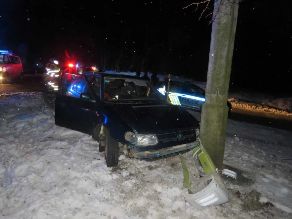 Policisté hledají svědky noční zběsilé jízdy řidiče Felicie. Honičku ukončila až nehoda