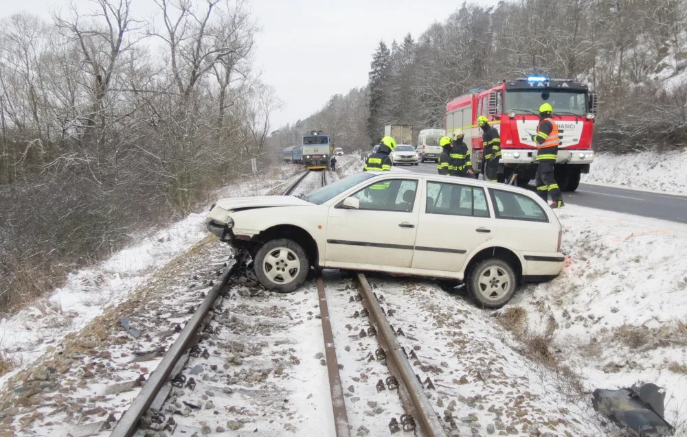 Na kolejích uvízlo osobní auto. Policii se rychle podařilo zajistit zastavení rychlíku