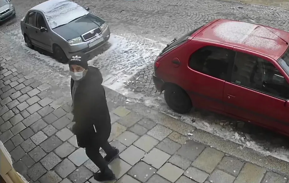 Policisté hledají zloděje peněženky, který navíc platil ukradenou kartou. Neznáte muže na videu?